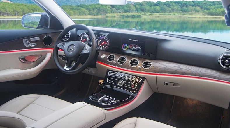 So sánh Mercedes E200 và Mercedes E300 AMG 2021 nên chọn mua xe nào?