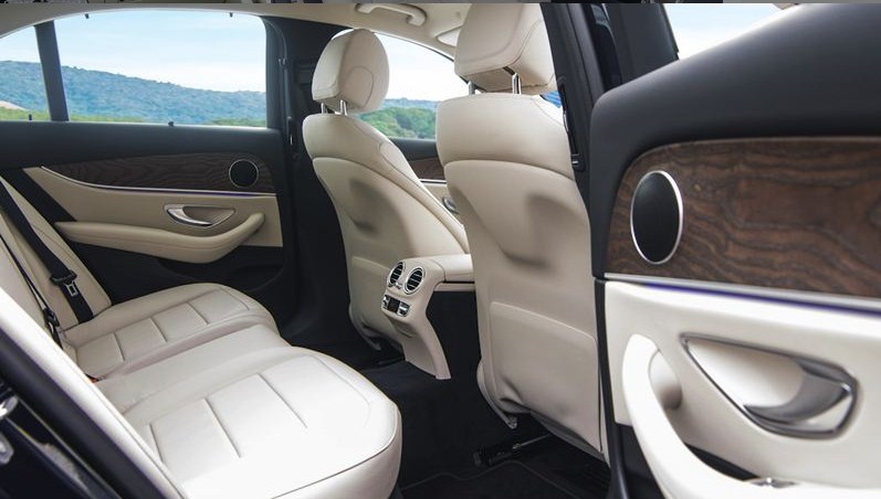 So sánh Mercedes E200 và Mercedes E300 AMG 2021 nên chọn mua xe nào?