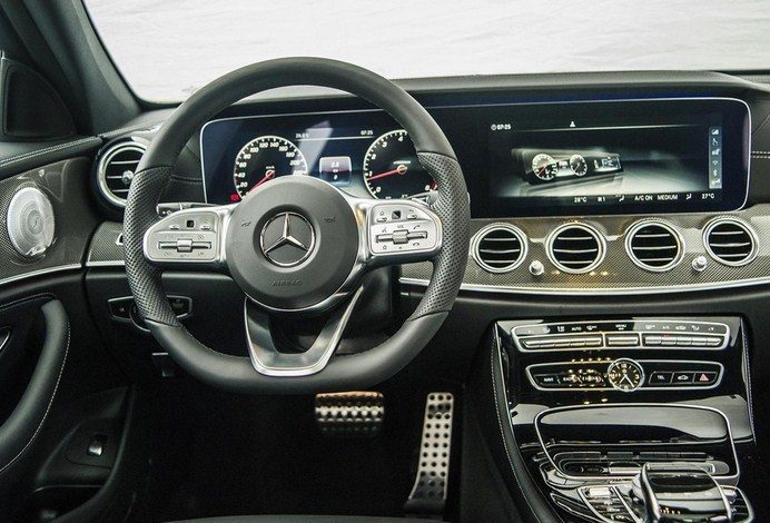 Đánh giá xe Mercedes-Benz E300 AMG 2021
