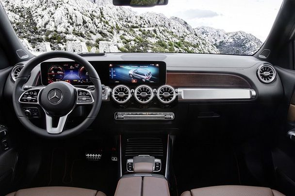 Đánh giá xe Mercedes-Benz GLB 200 AMG 2021