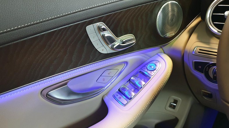 Đánh giá Mercedes-Benz GLC 200 4Matic 2021