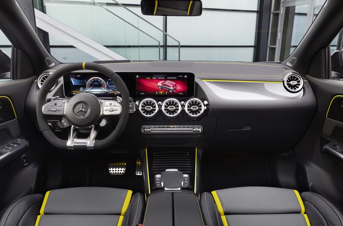 Đánh giá xe Mercedes-AMG GLA 45 4MATIC 2021