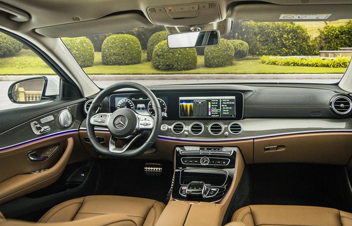 So sánh Mercedes E200 và Mercedes E300 AMG 2021 nên chọn mua xe nào?