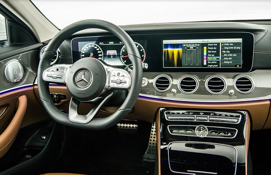 Vô lăng thiết kế mới trên Mercedes E300 AMG facelift 2019